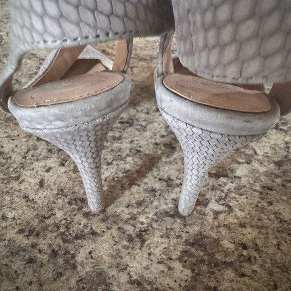Vince Camuto Grey Snake Skin Heels with open back size 8 - Picture 7 of 7